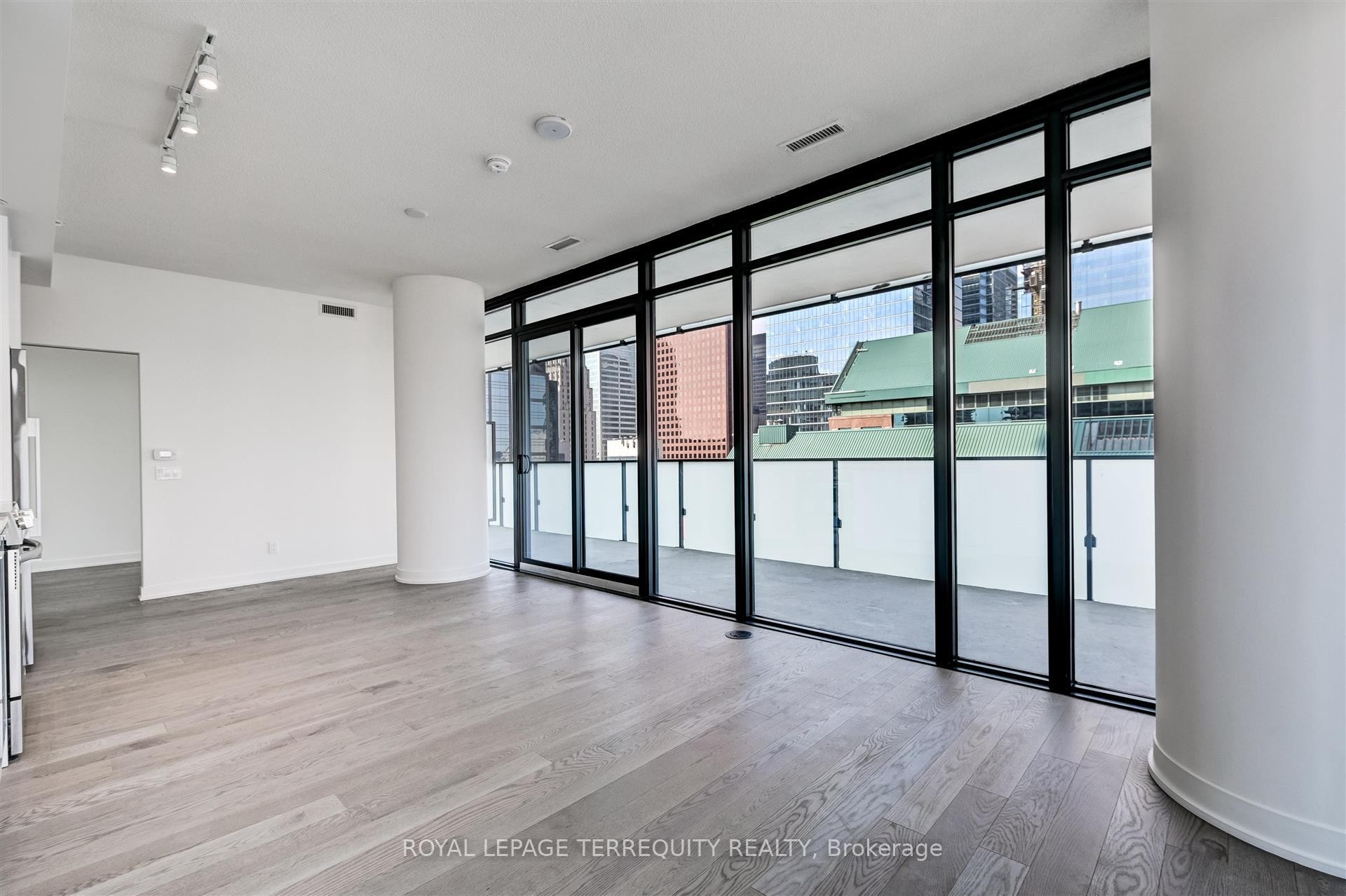 2911-25 Richmond Street E, Toronto, ON - Indoor Photo Showing Other Room