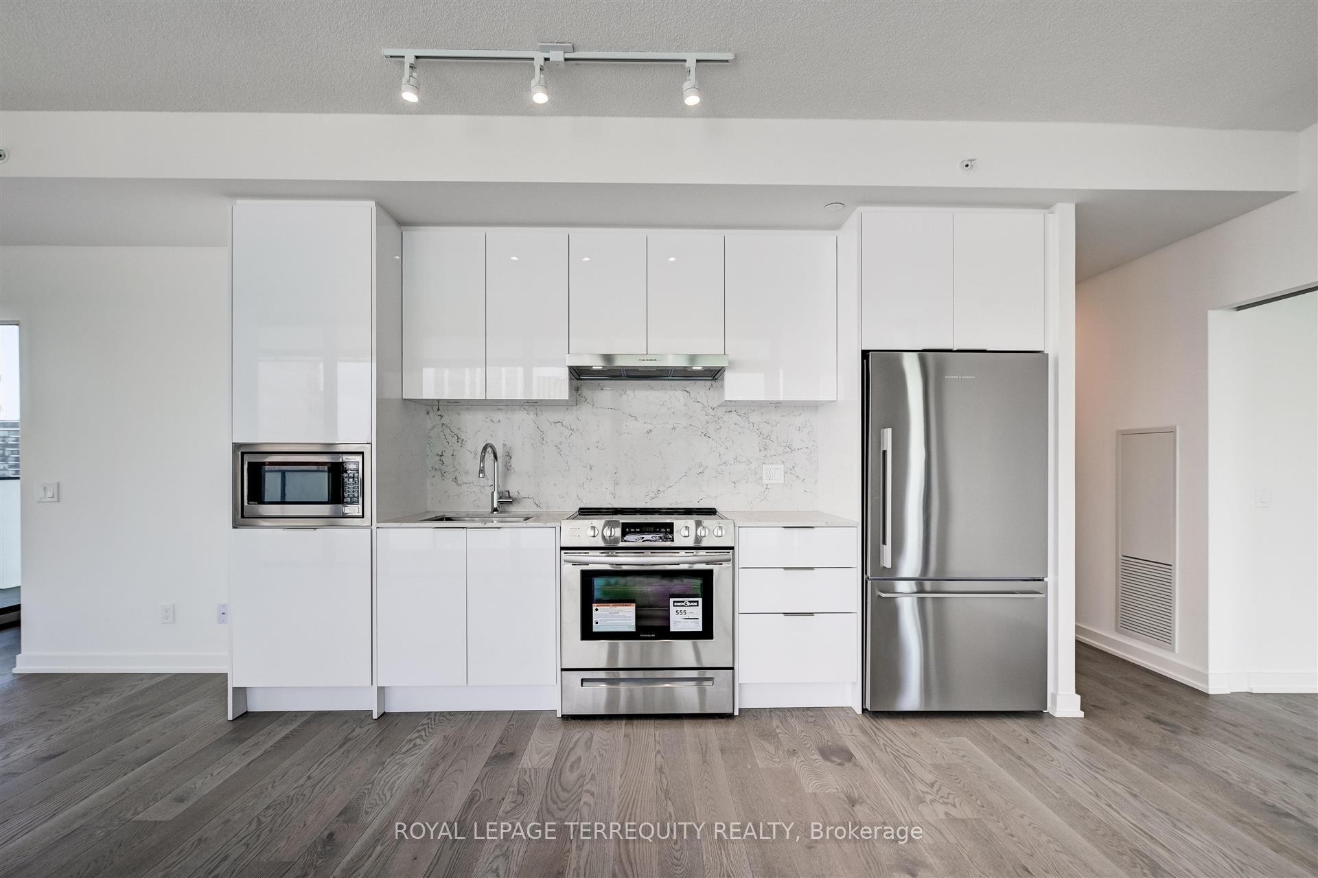 2911-25 Richmond Street E, Toronto, ON - Indoor Photo Showing Kitchen With Upgraded Kitchen