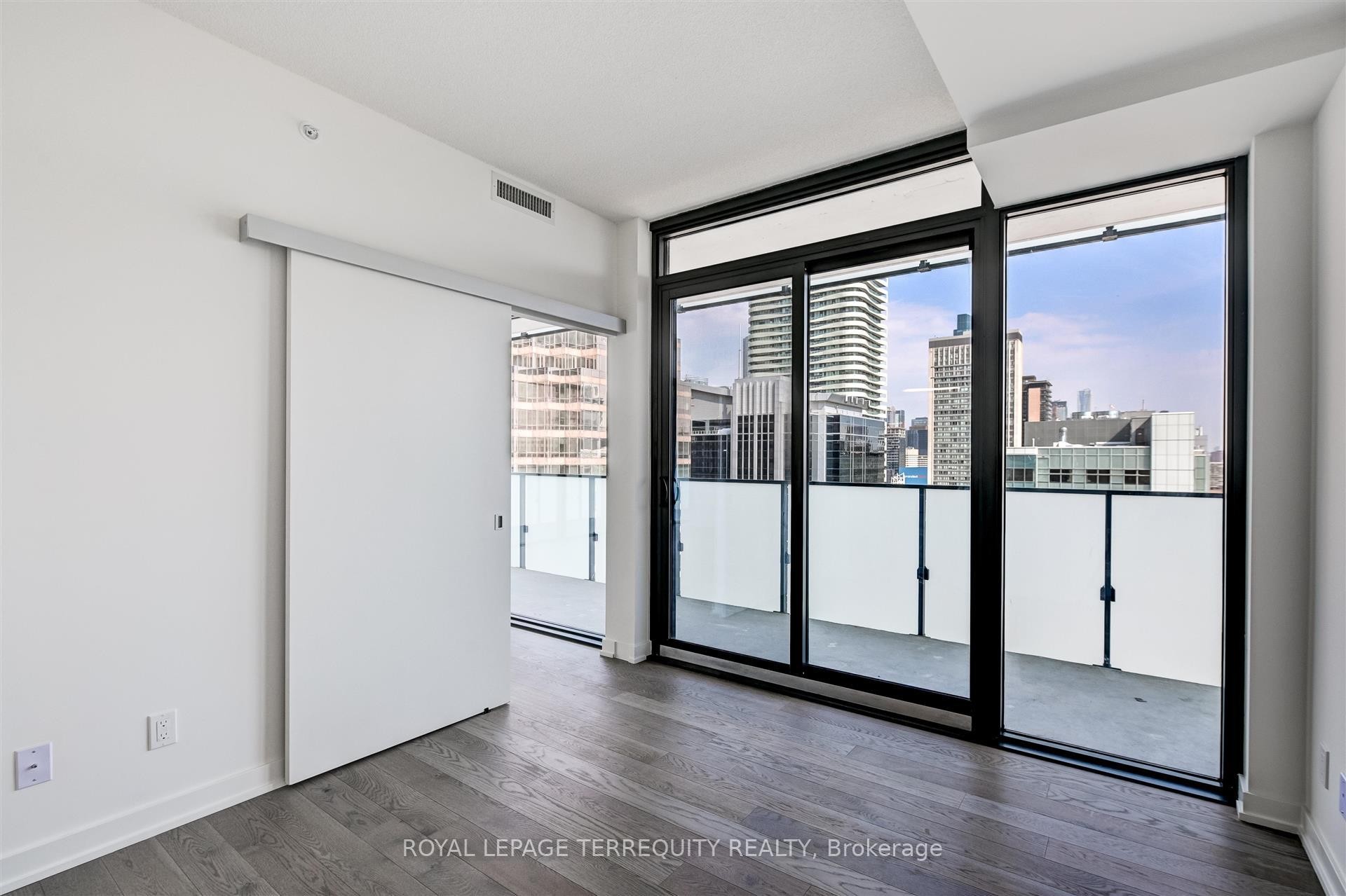 2911-25 Richmond Street E, Toronto, ON - Indoor Photo Showing Other Room