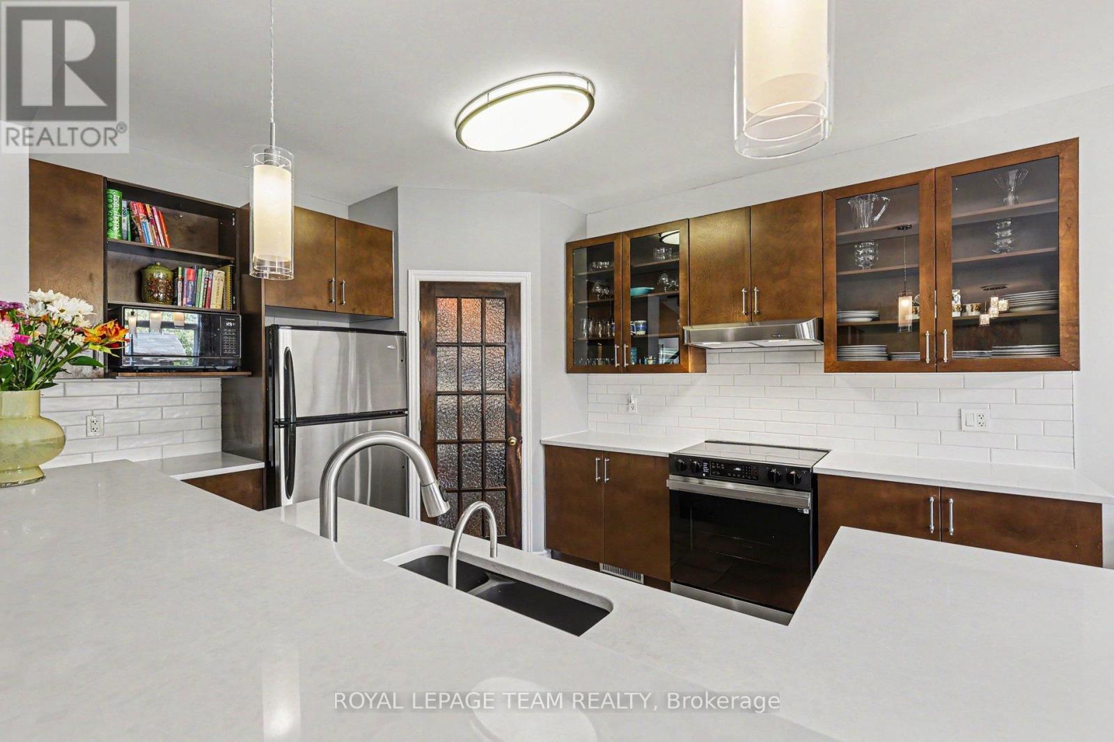 Kitchen with dual level quartz - 65 Osprey Crescent, Ottawa, ON