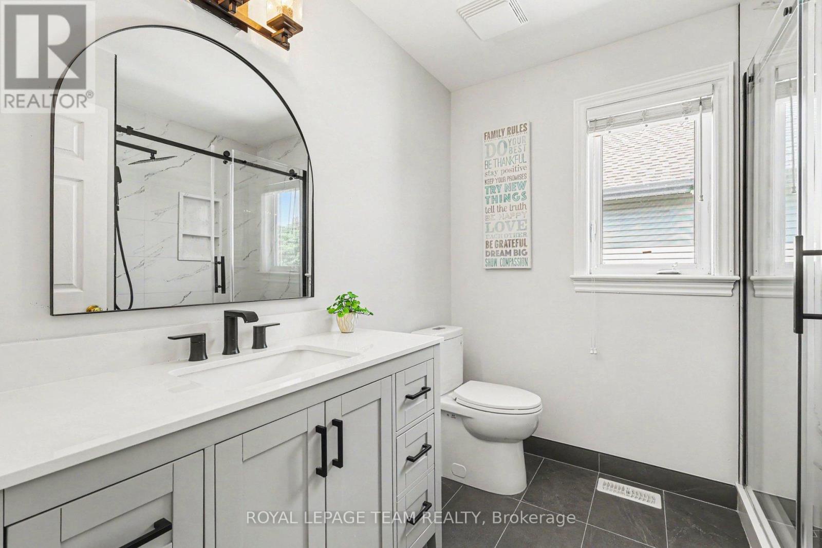 Shared bath for Front and Rear Bedrooms - 65 Osprey Crescent, Ottawa, ON