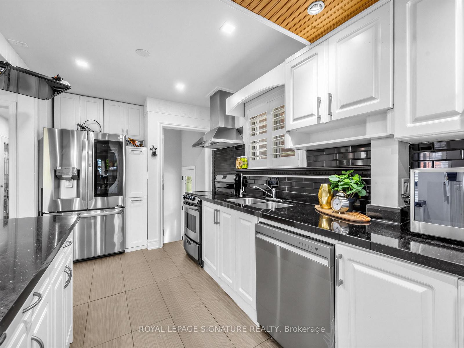 67 Ellington Drive, Toronto, ON - Indoor Photo Showing Kitchen With Stainless Steel Kitchen With Double Sink With Upgraded Kitchen