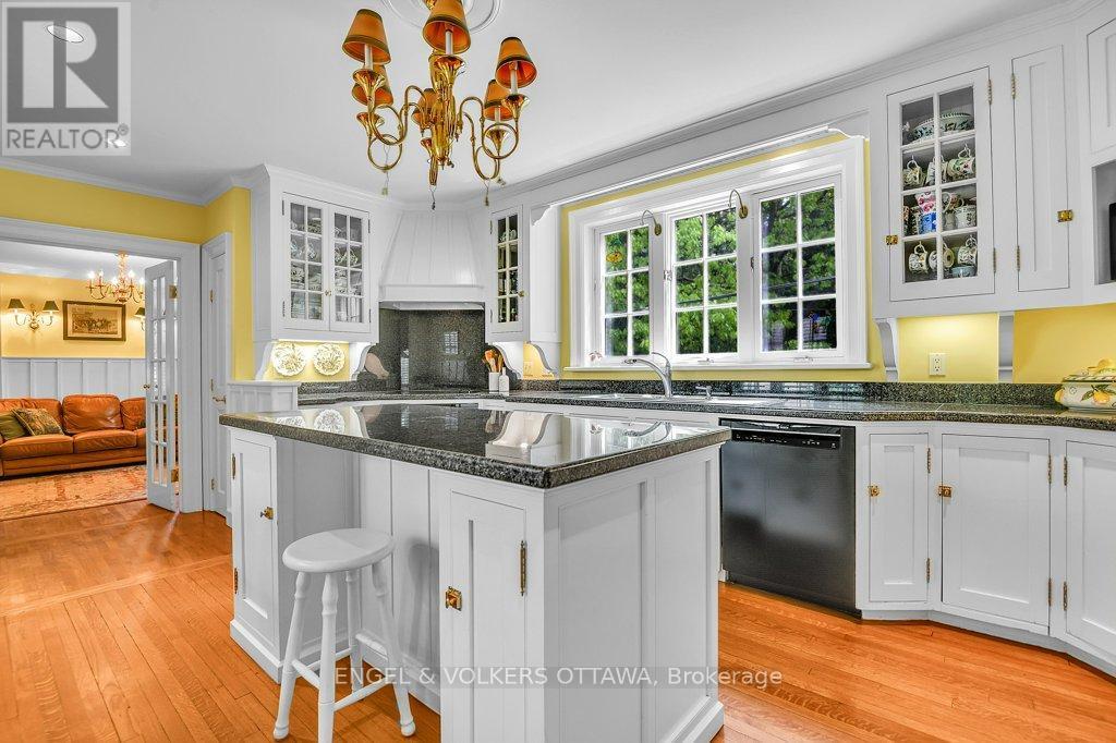 202 Cloverdale Road, Ottawa, ON - Indoor Photo Showing Kitchen