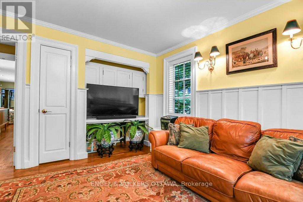 202 Cloverdale Road, Ottawa, ON - Indoor Photo Showing Living Room