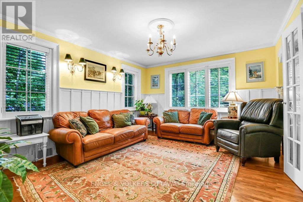 202 Cloverdale Road, Ottawa, ON - Indoor Photo Showing Living Room