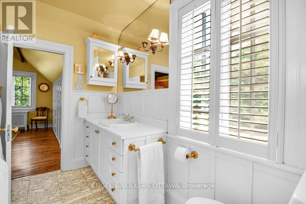 202 Cloverdale Road, Ottawa, ON - Indoor Photo Showing Bathroom