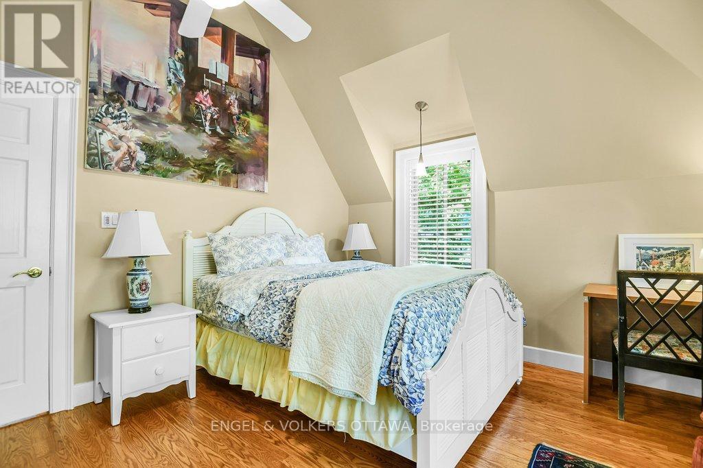 202 Cloverdale Road, Ottawa, ON - Indoor Photo Showing Bedroom