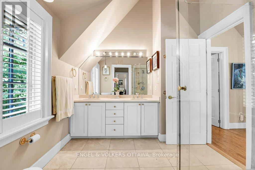 202 Cloverdale Road, Ottawa, ON - Indoor Photo Showing Bathroom