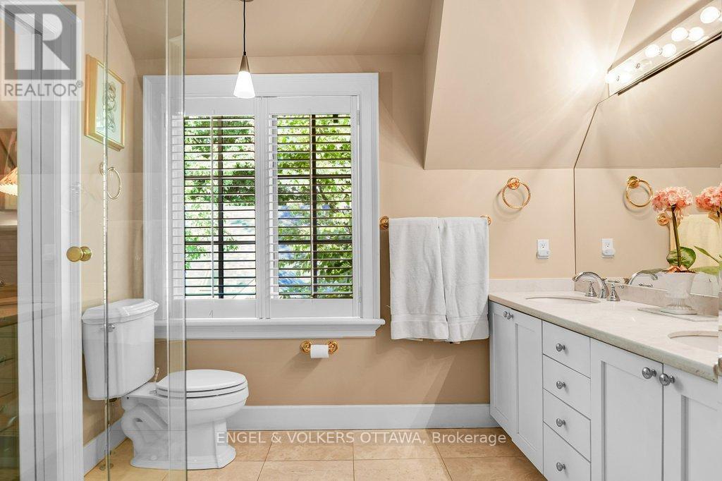 202 Cloverdale Road, Ottawa, ON - Indoor Photo Showing Bathroom