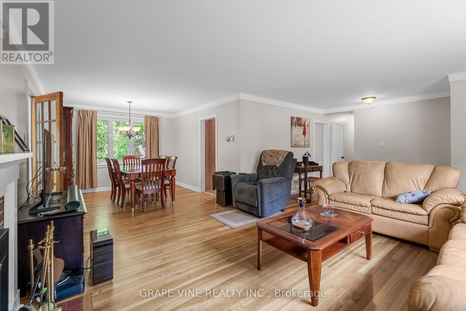 2201 Braeside Avenue, Ottawa, ON - Indoor Photo Showing Living Room