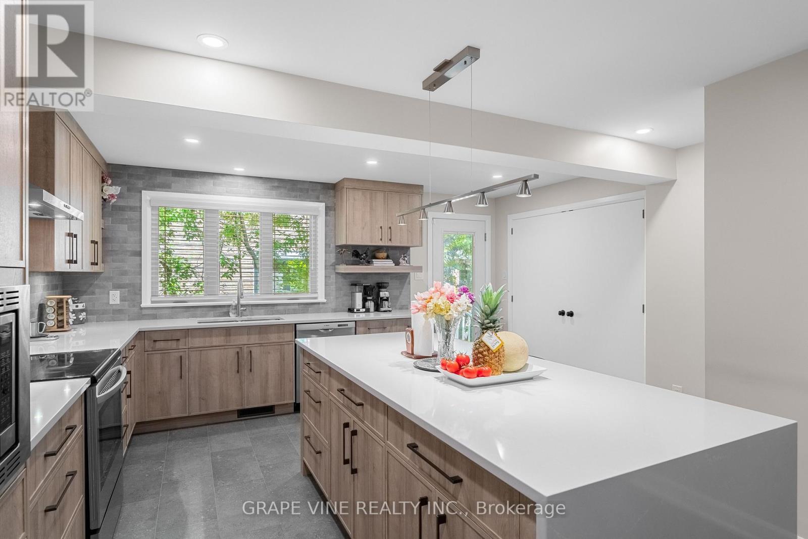 2201 Braeside Avenue, Ottawa, ON - Indoor Photo Showing Kitchen