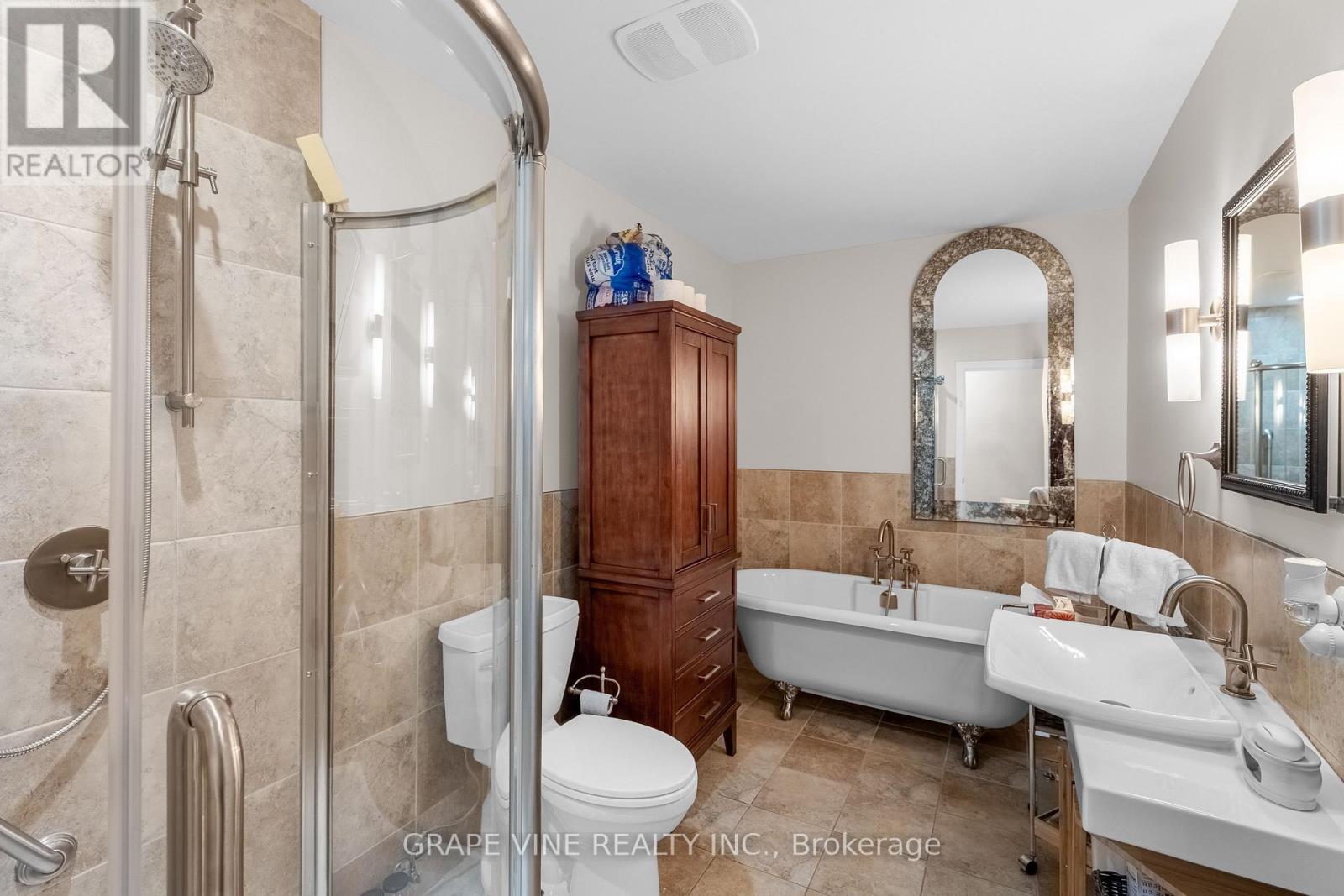 2201 Braeside Avenue, Ottawa, ON - Indoor Photo Showing Bathroom