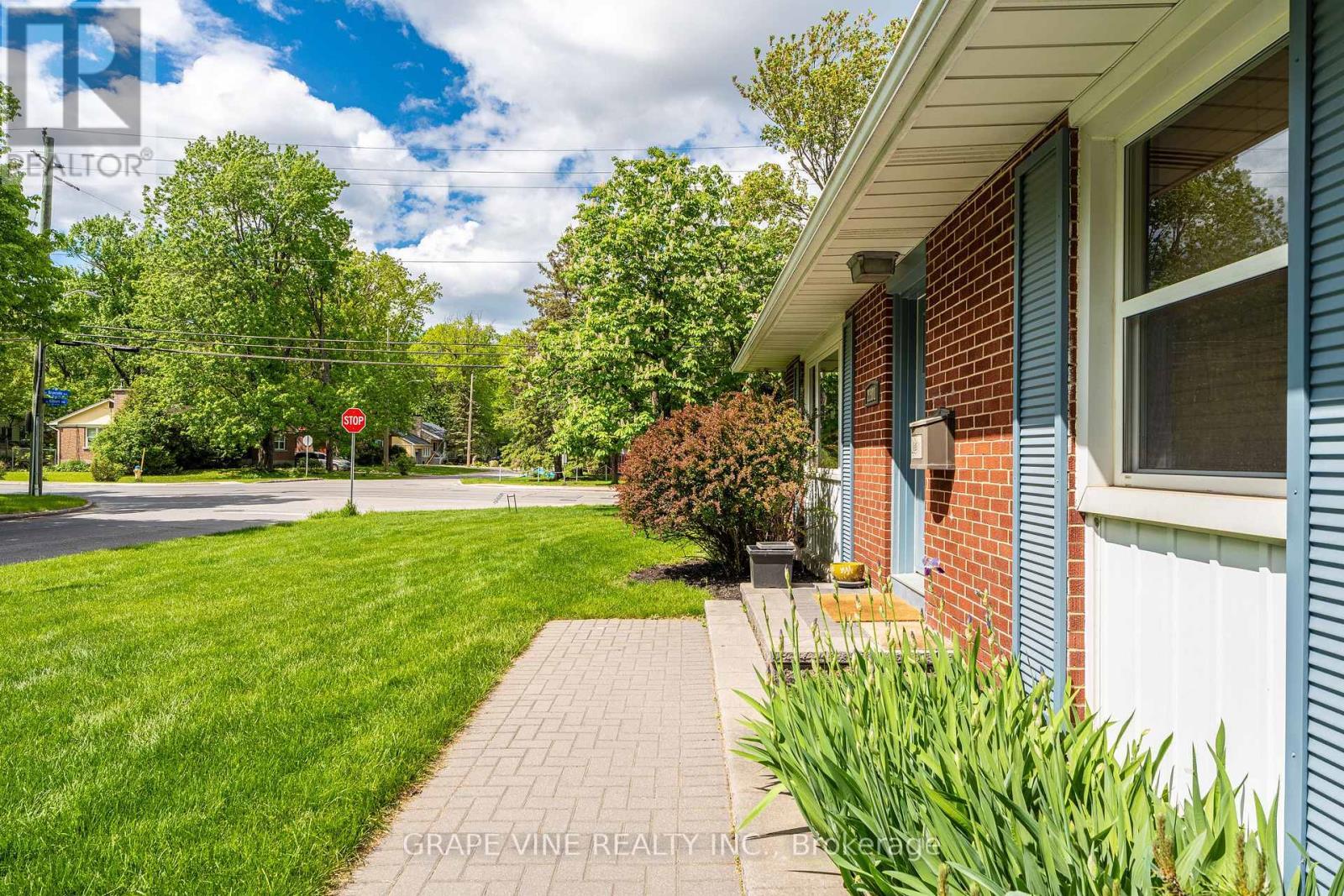 2201 Braeside Avenue, Ottawa, ON - Outdoor