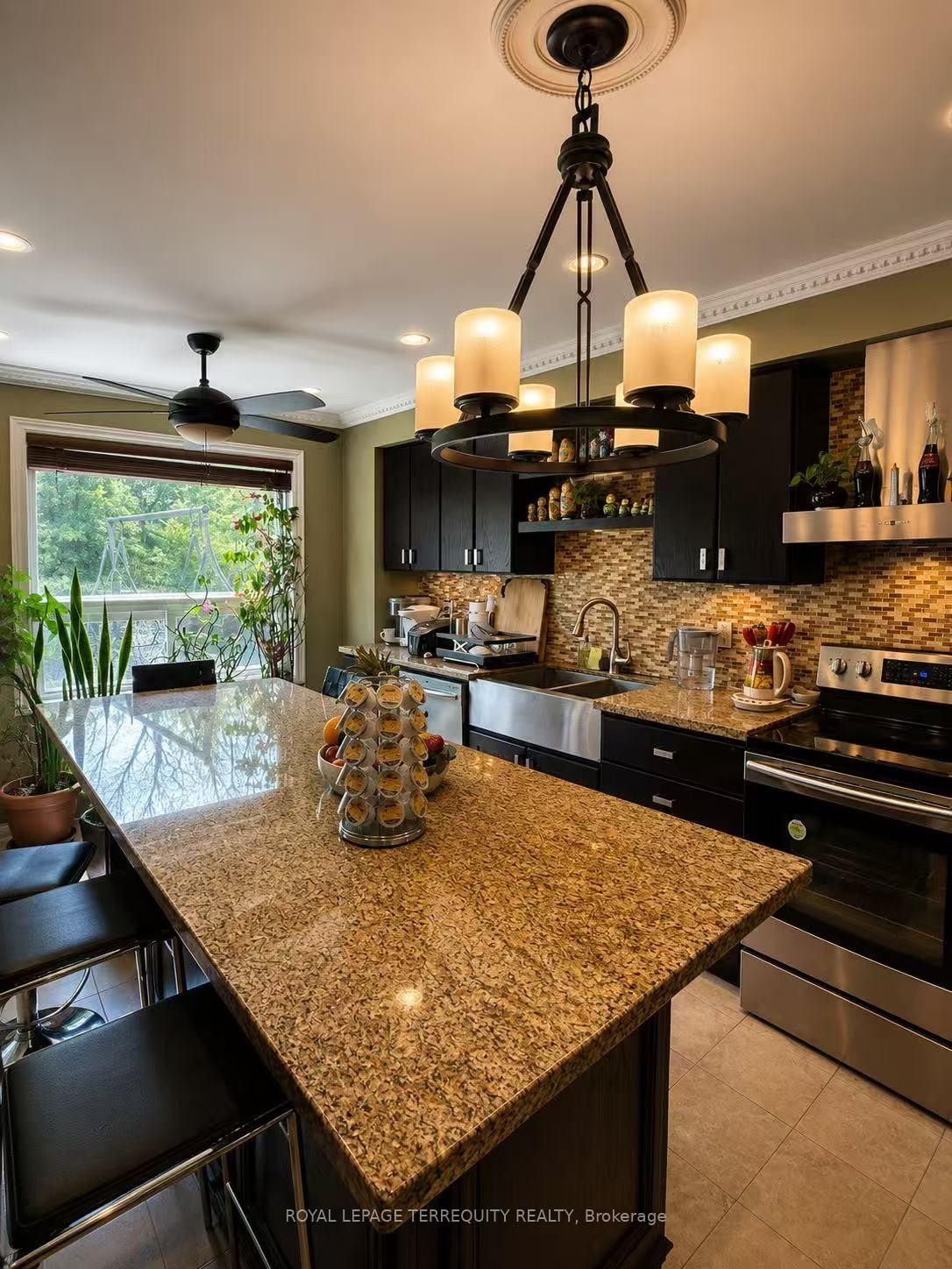 304 Charlton Avenue, Vaughan, ON - Indoor Photo Showing Kitchen With Upgraded Kitchen
