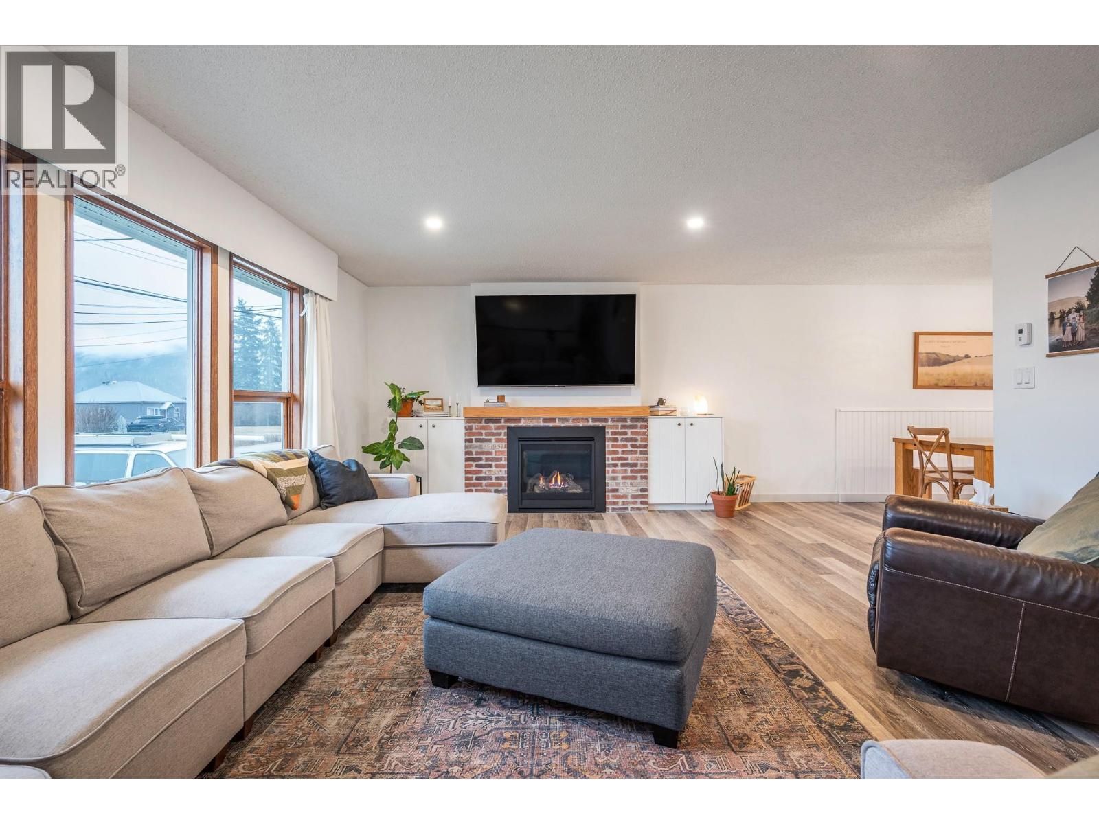 302 Bass Avenue, Enderby, BC - Indoor Photo Showing Living Room With Fireplace