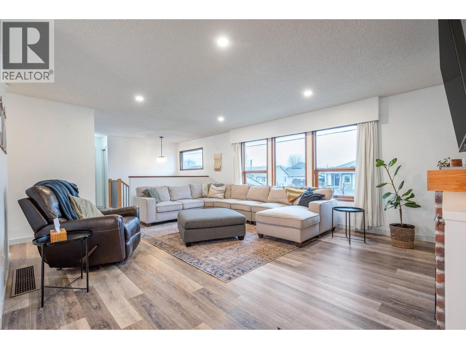 302 Bass Avenue, Enderby, BC - Indoor Photo Showing Living Room