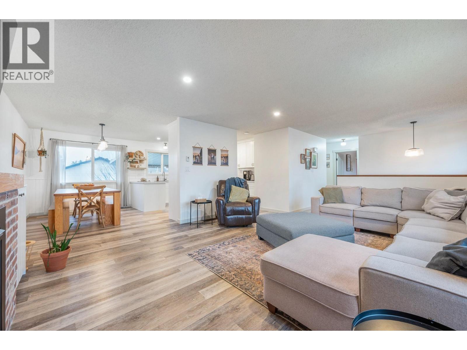 302 Bass Avenue, Enderby, BC - Indoor Photo Showing Living Room