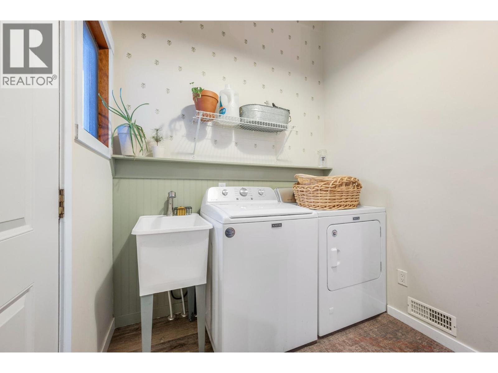 302 Bass Avenue, Enderby, BC - Indoor Photo Showing Laundry Room