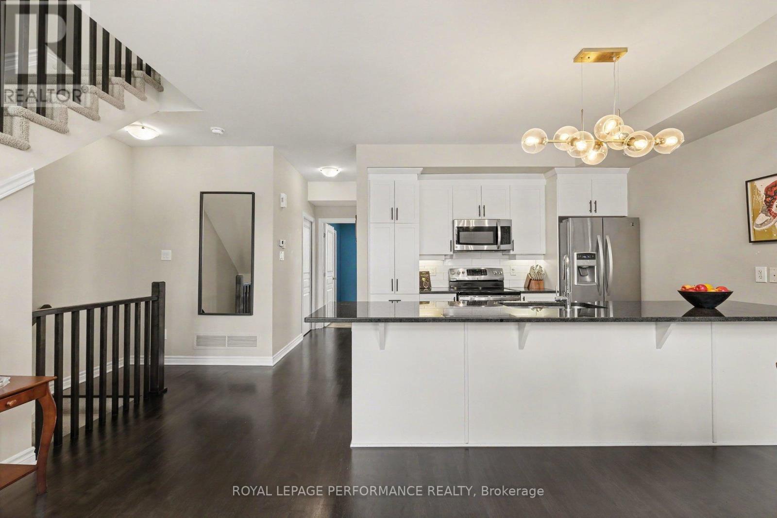 220 Pembina Private, Ottawa, ON - Indoor Photo Showing Kitchen With Upgraded Kitchen