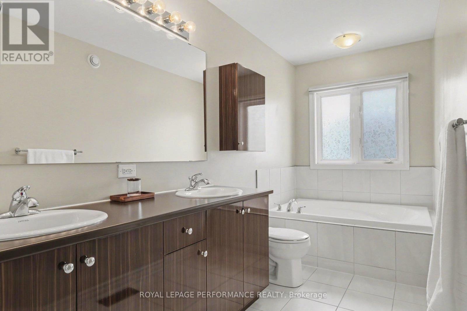 220 Pembina Private, Ottawa, ON - Indoor Photo Showing Bathroom