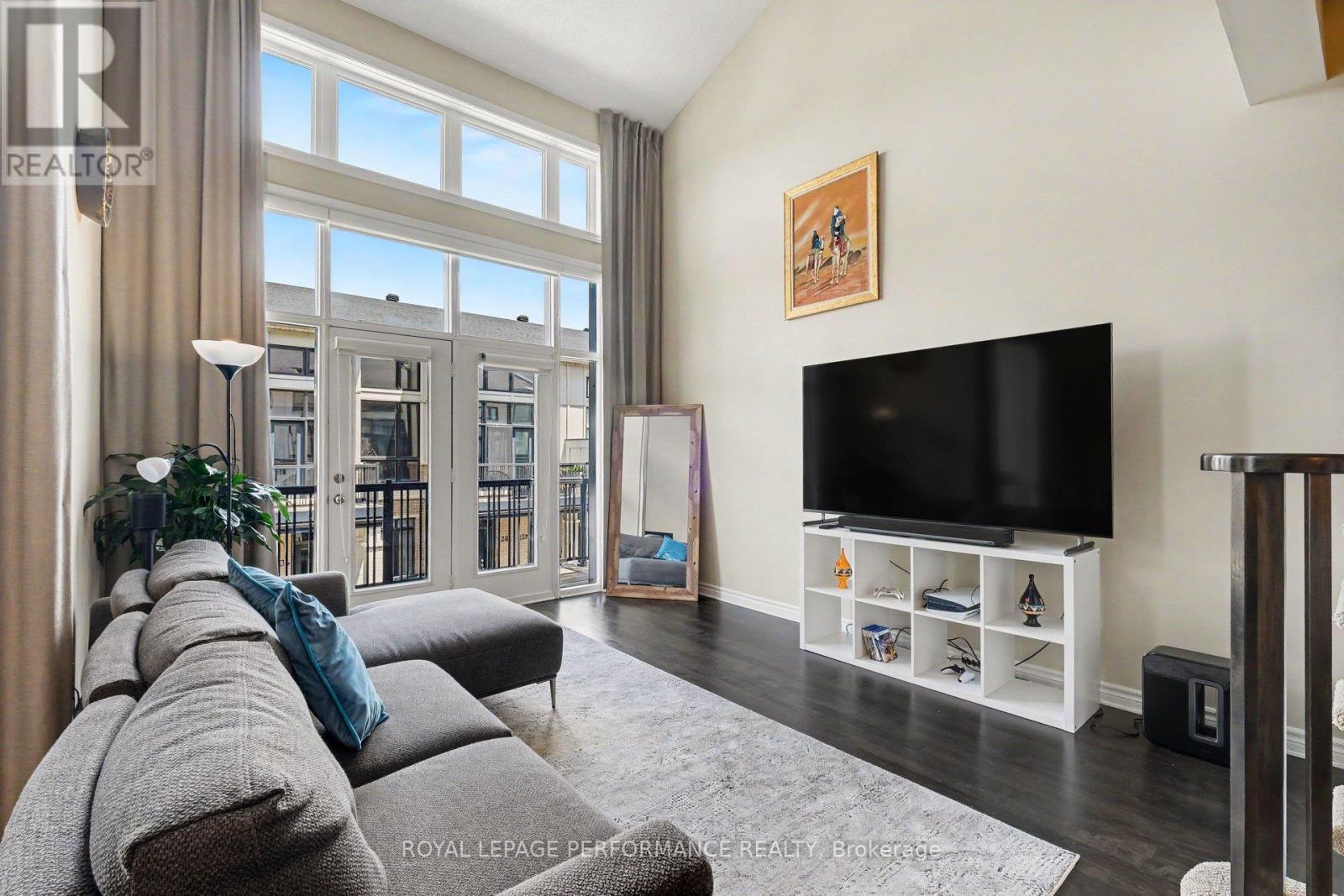 220 Pembina Private, Ottawa, ON - Indoor Photo Showing Living Room