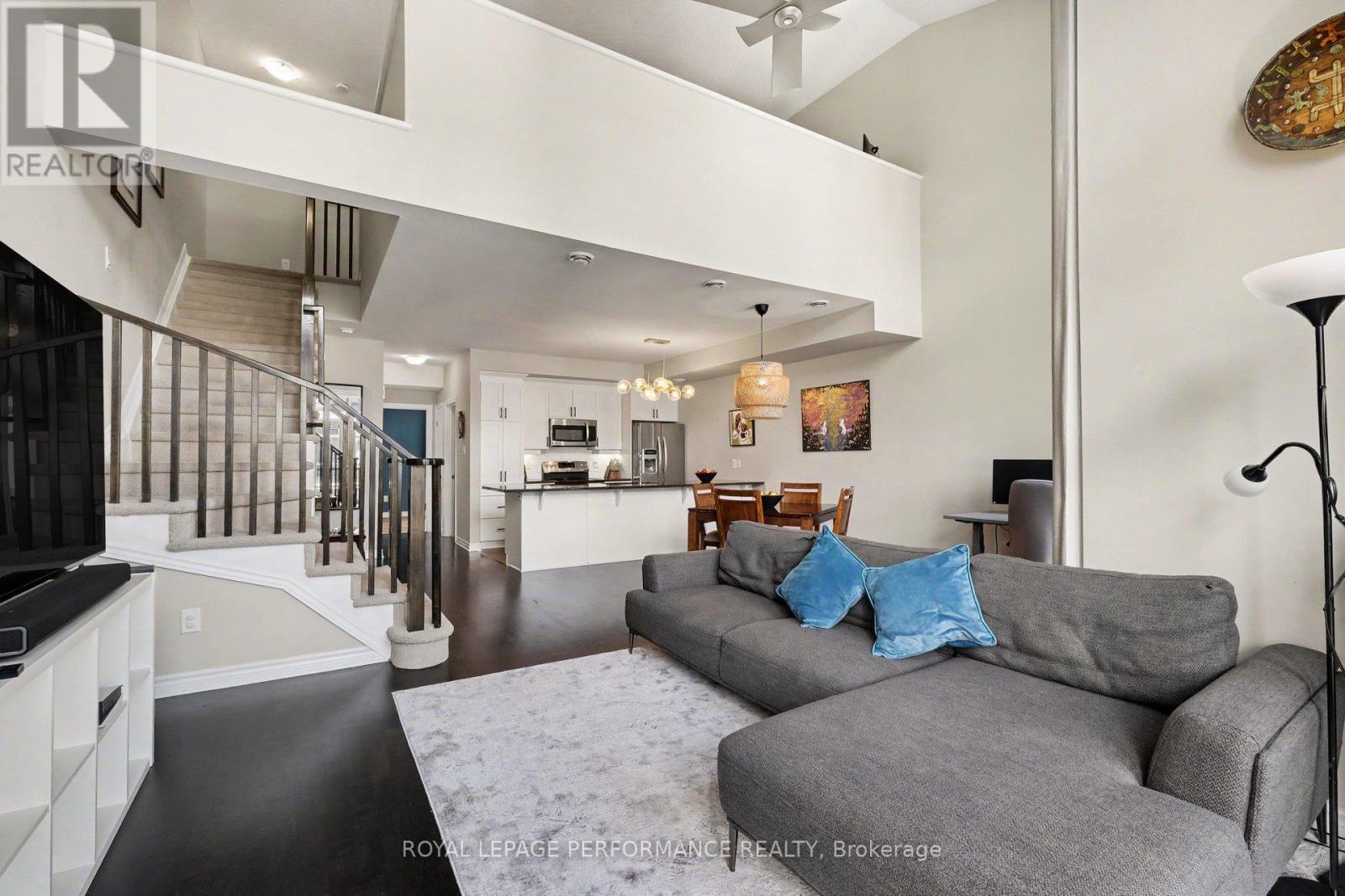 220 Pembina Private, Ottawa, ON - Indoor Photo Showing Living Room