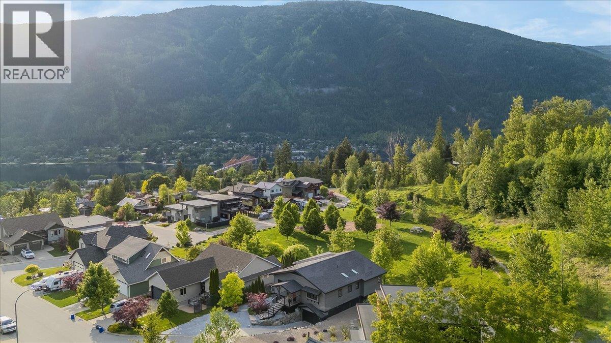 530 Foster Place, Nelson, BC - Outdoor With View