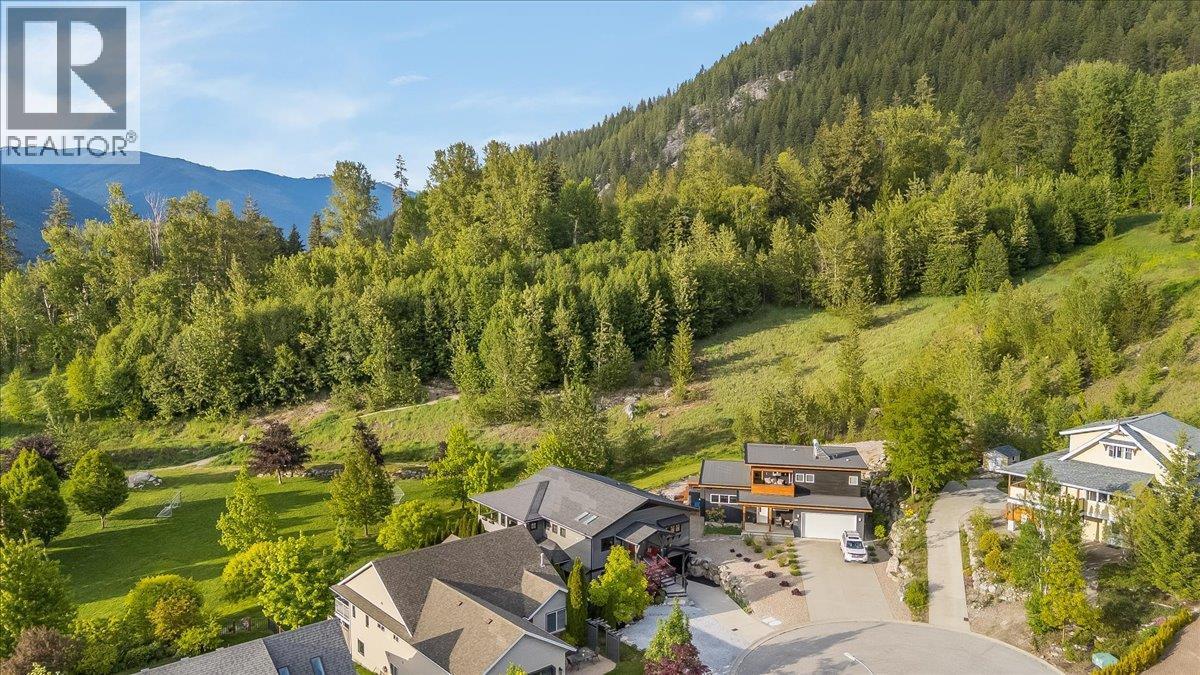 530 Foster Place, Nelson, BC - Outdoor With View