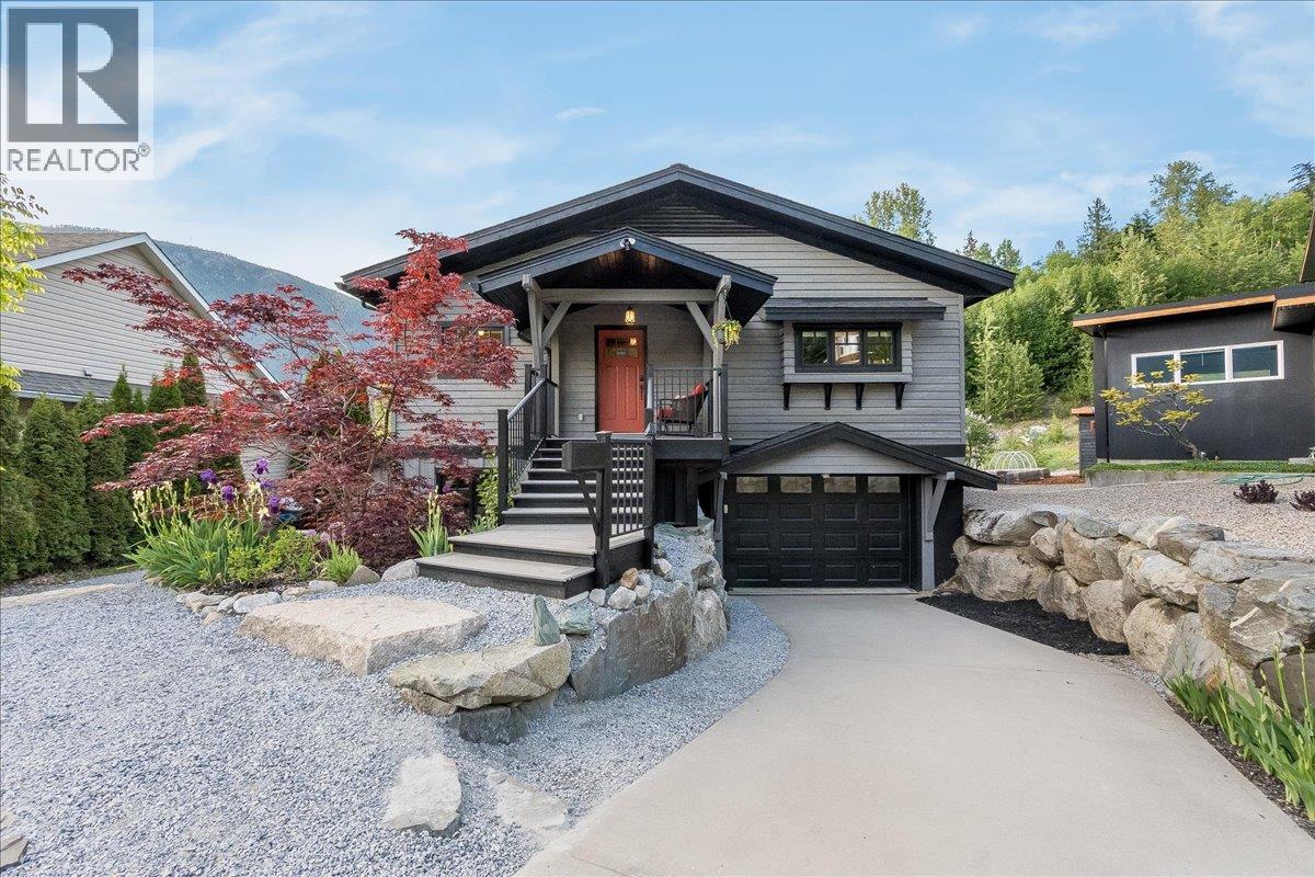 530 Foster Place, Nelson, BC - Outdoor With Facade