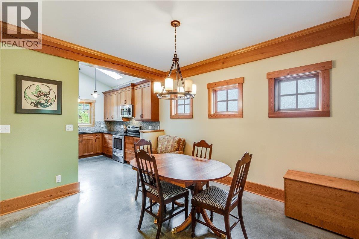 530 Foster Place, Nelson, BC - Indoor Photo Showing Dining Room