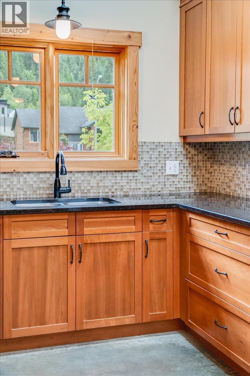 530 Foster Place, Nelson, BC - Indoor Photo Showing Kitchen With Double Sink