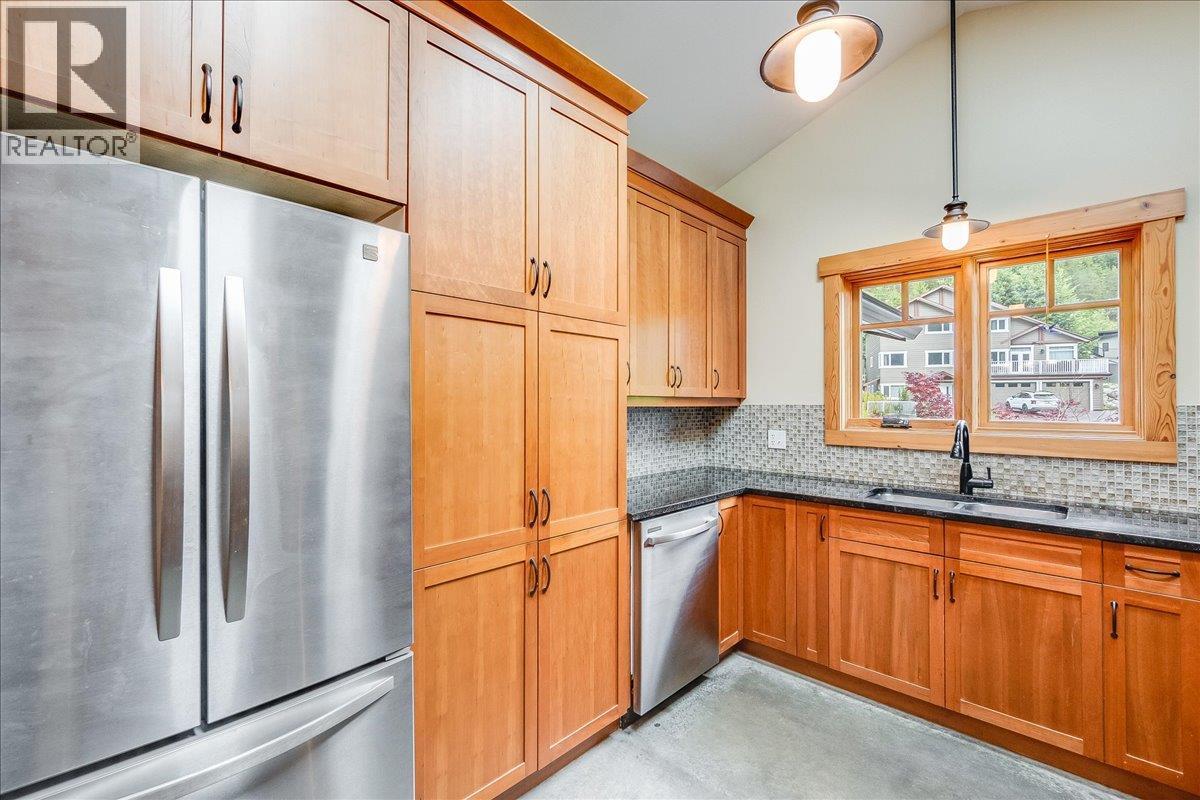 530 Foster Place, Nelson, BC - Indoor Photo Showing Kitchen With Double Sink