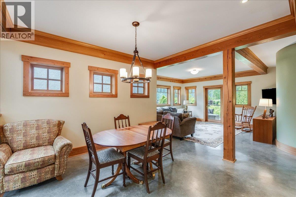 530 Foster Place, Nelson, BC - Indoor Photo Showing Dining Room