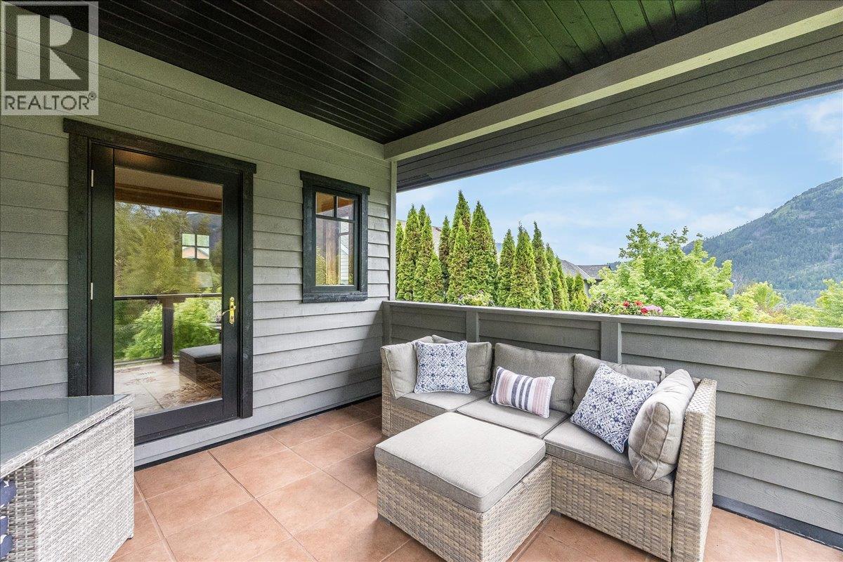 530 Foster Place, Nelson, BC - Outdoor With Deck Patio Veranda With Exterior