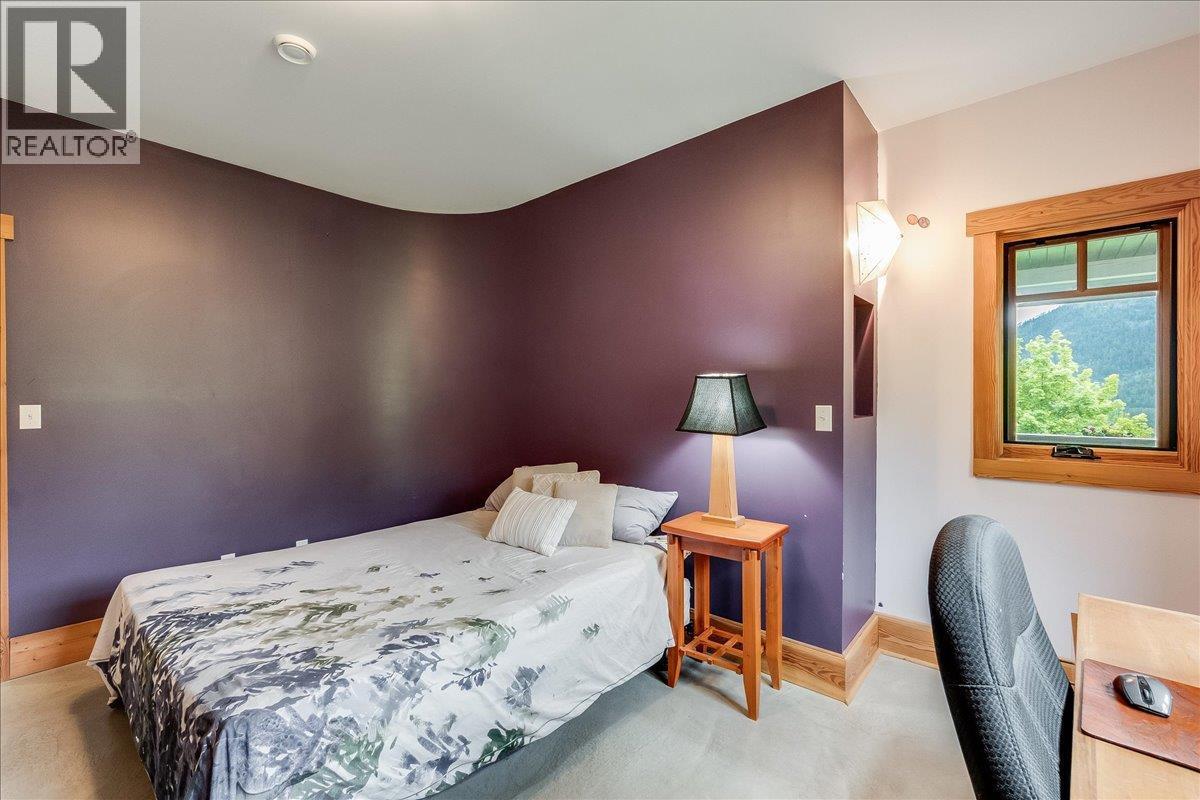 530 Foster Place, Nelson, BC - Indoor Photo Showing Bedroom