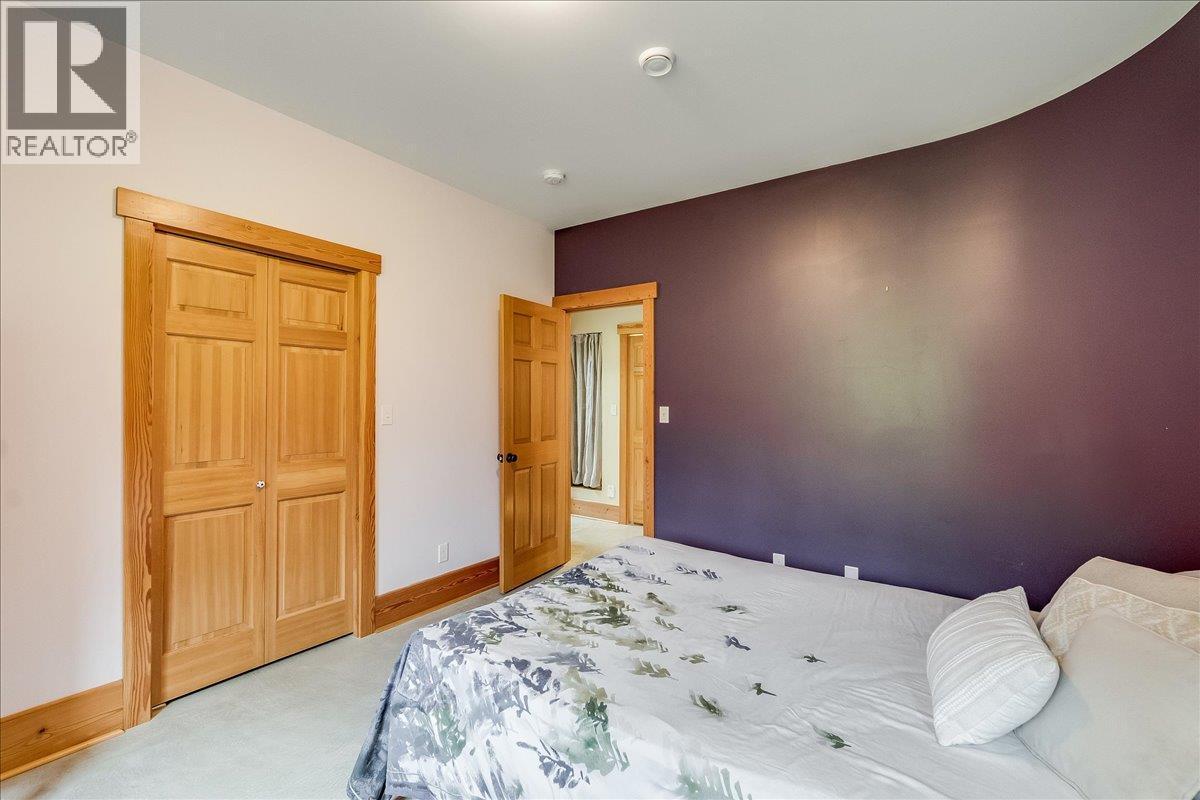 530 Foster Place, Nelson, BC - Indoor Photo Showing Bedroom