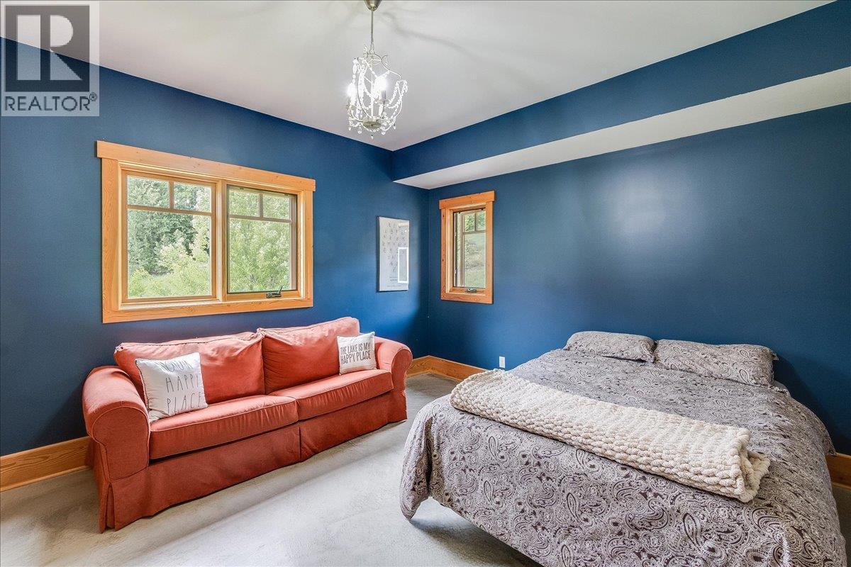 530 Foster Place, Nelson, BC - Indoor Photo Showing Bedroom