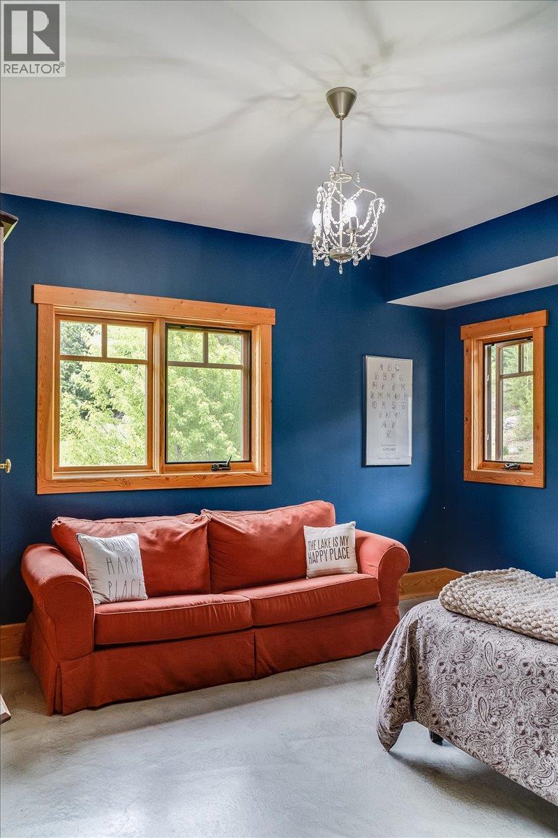 530 Foster Place, Nelson, BC - Indoor Photo Showing Bedroom
