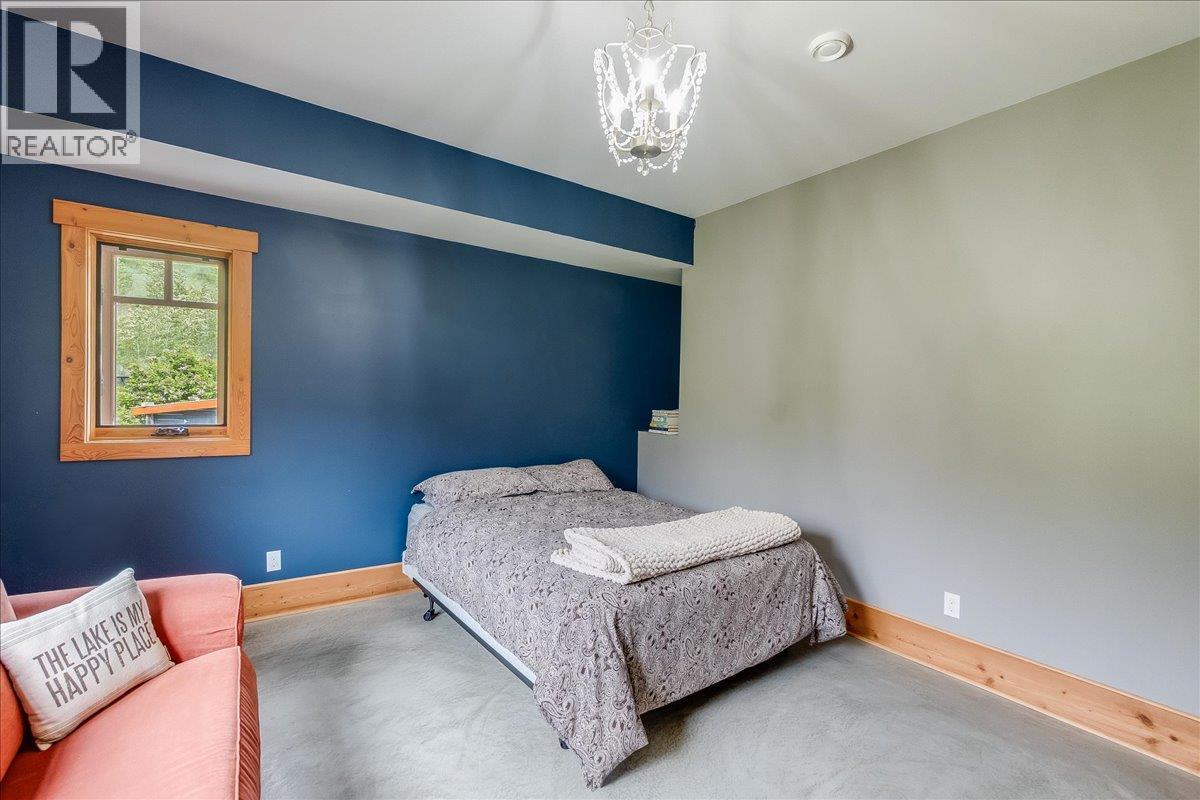 530 Foster Place, Nelson, BC - Indoor Photo Showing Bedroom