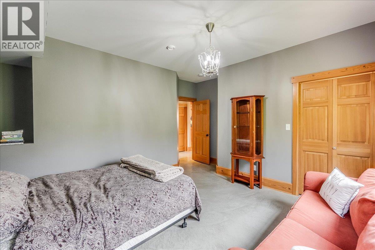 530 Foster Place, Nelson, BC - Indoor Photo Showing Bedroom