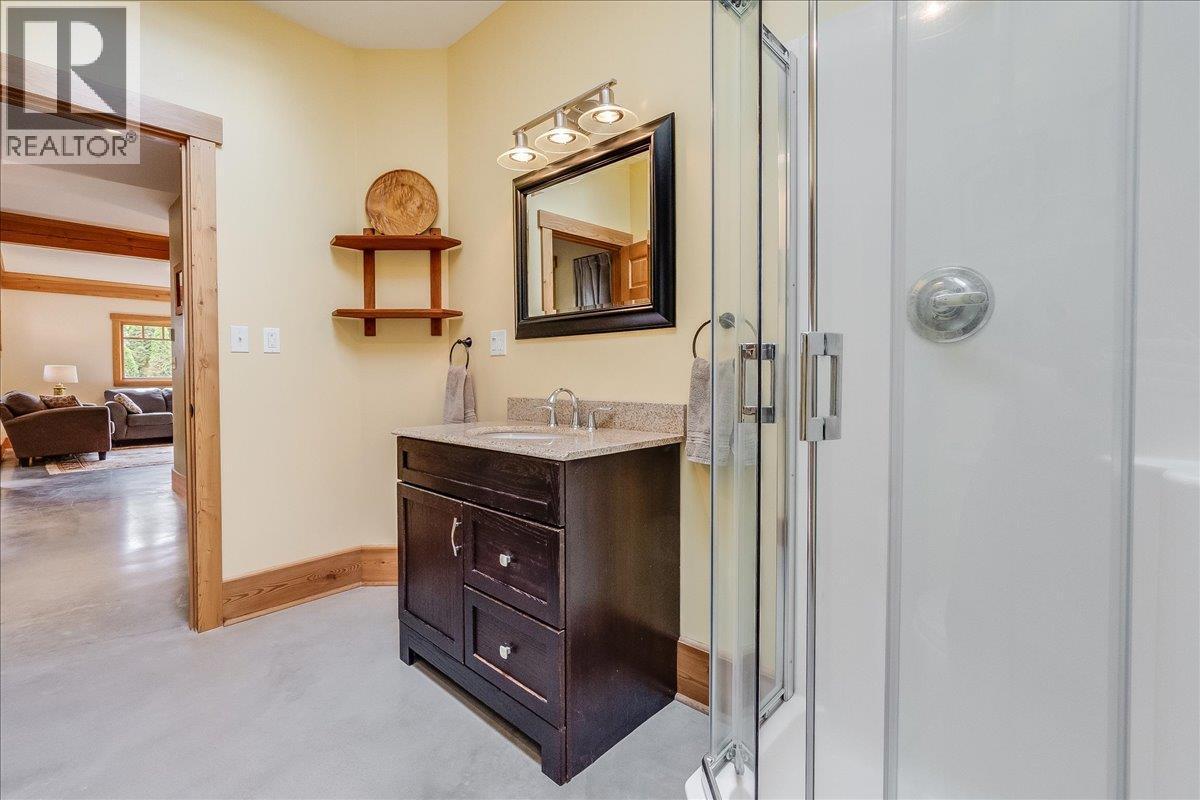 530 Foster Place, Nelson, BC - Indoor Photo Showing Bathroom