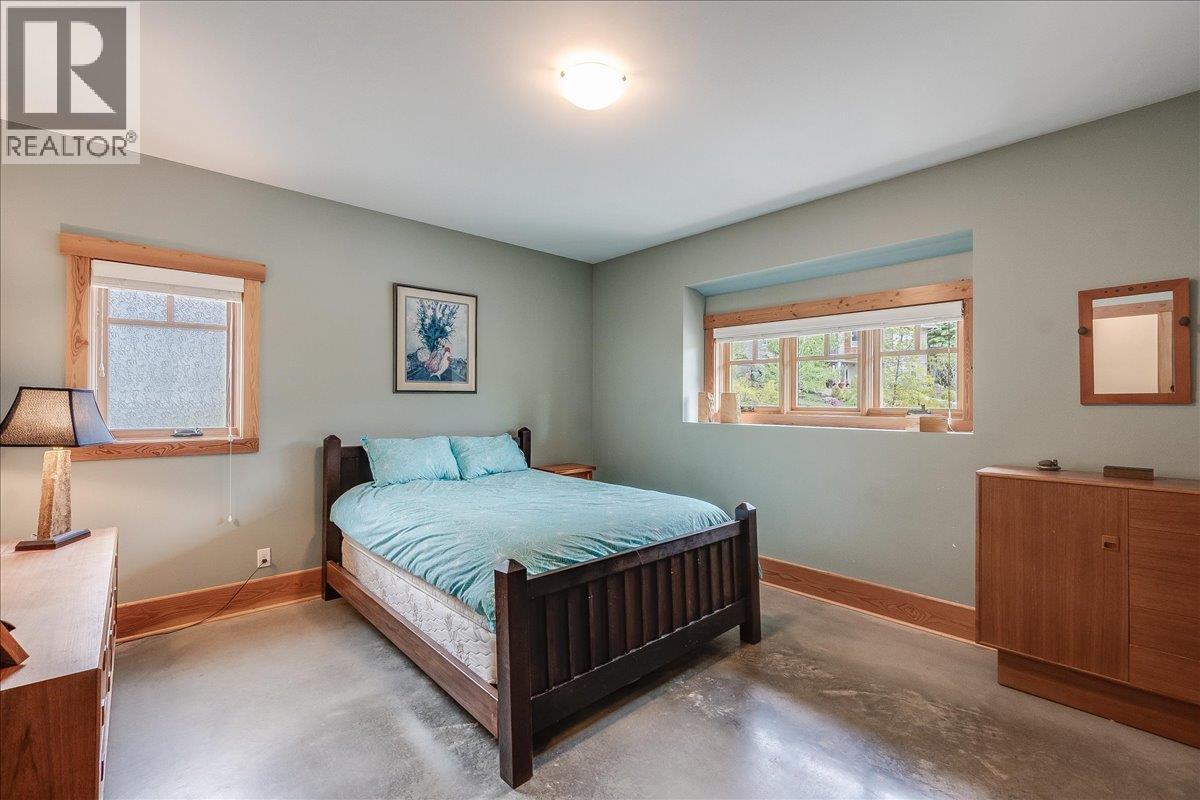 530 Foster Place, Nelson, BC - Indoor Photo Showing Bedroom