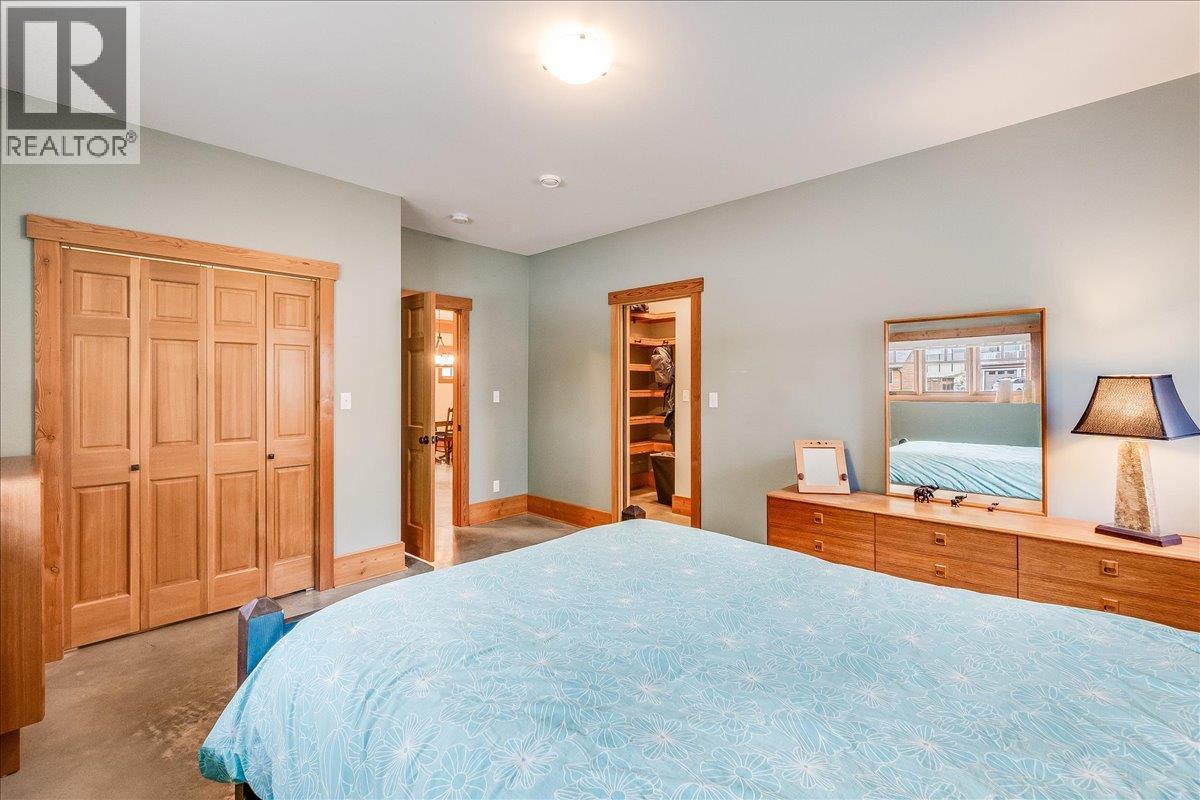 530 Foster Place, Nelson, BC - Indoor Photo Showing Bedroom