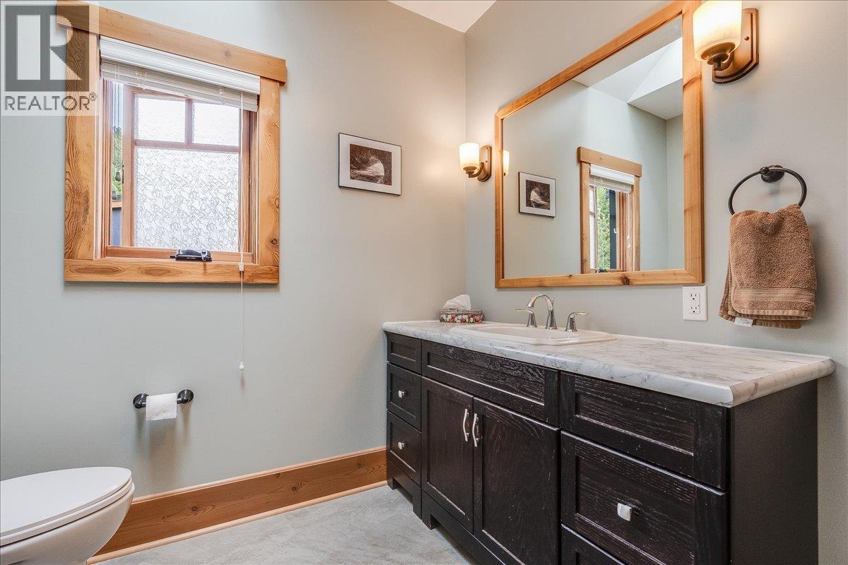 530 Foster Place, Nelson, BC - Indoor Photo Showing Bathroom