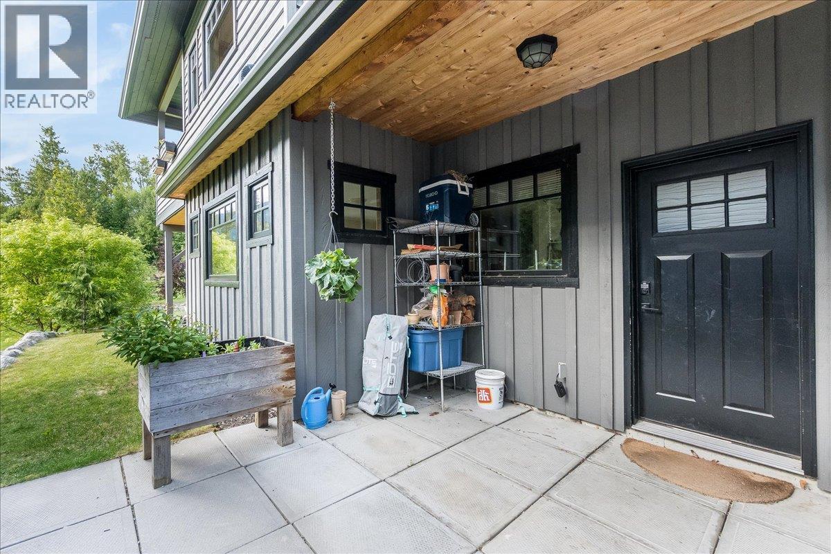 530 Foster Place, Nelson, BC - Outdoor With Exterior