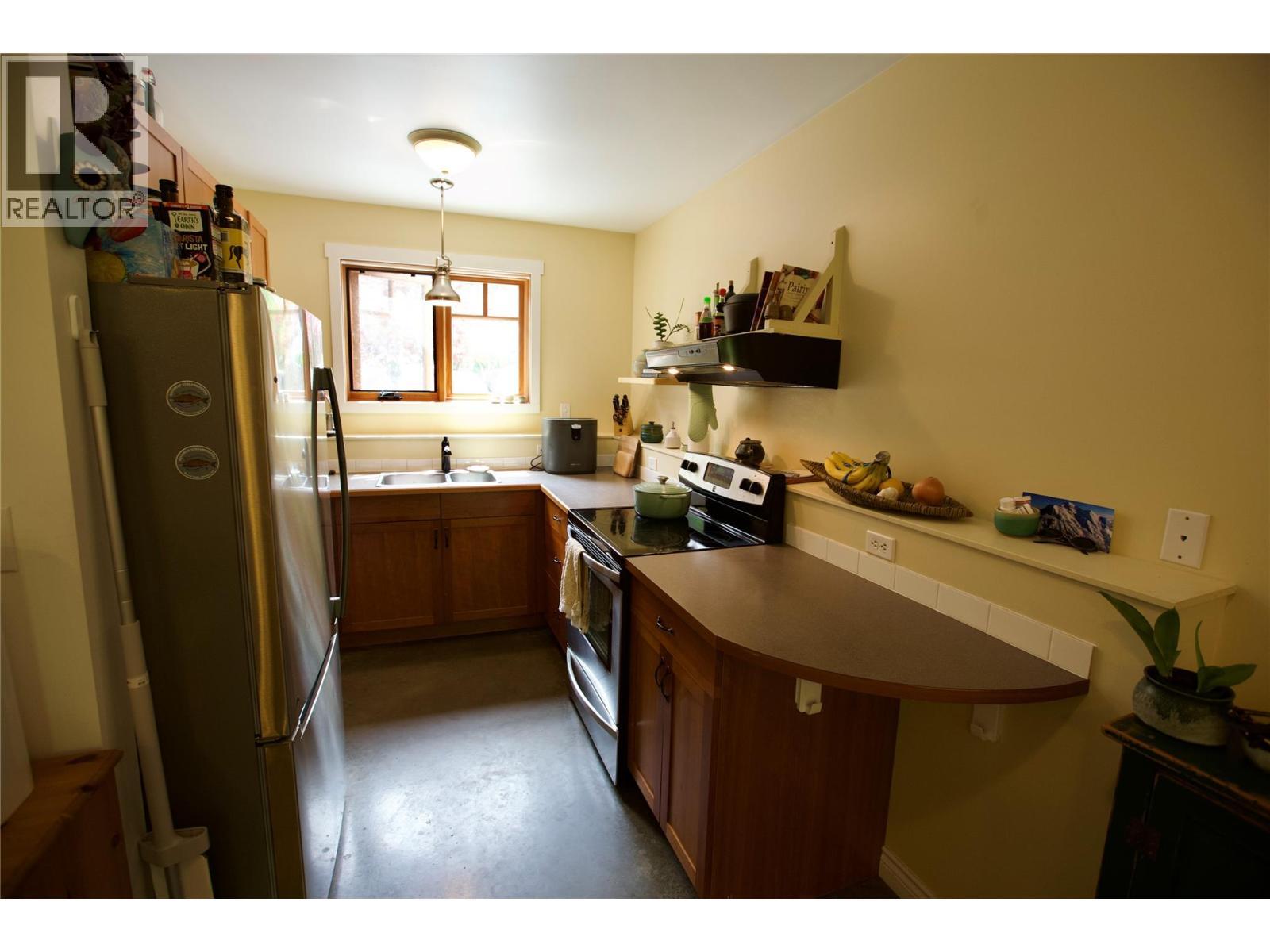 530 Foster Place, Nelson, BC - Indoor Photo Showing Kitchen With Double Sink