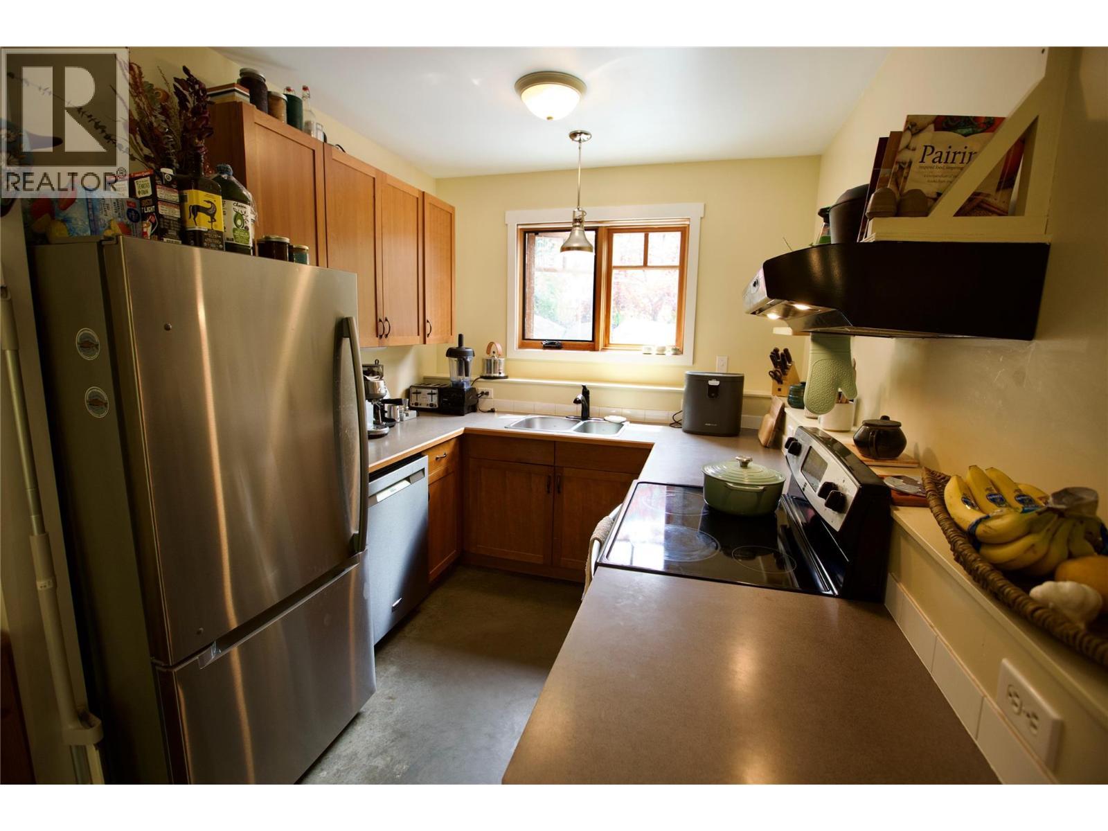 530 Foster Place, Nelson, BC - Indoor Photo Showing Kitchen