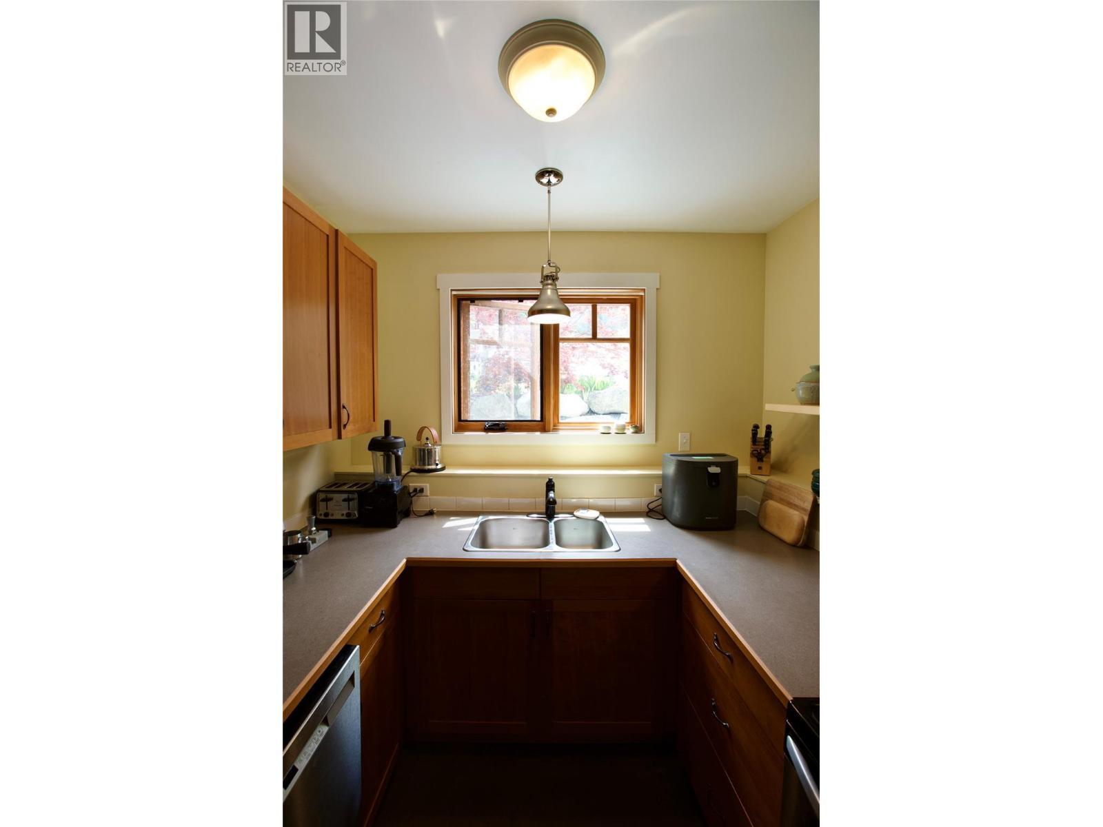 530 Foster Place, Nelson, BC - Indoor Photo Showing Kitchen With Double Sink