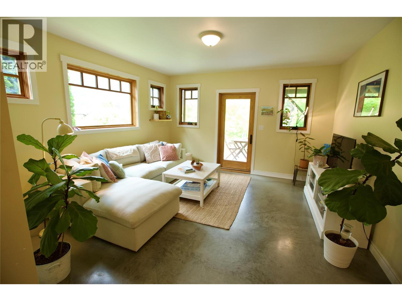 530 Foster Place, Nelson, BC - Indoor Photo Showing Living Room