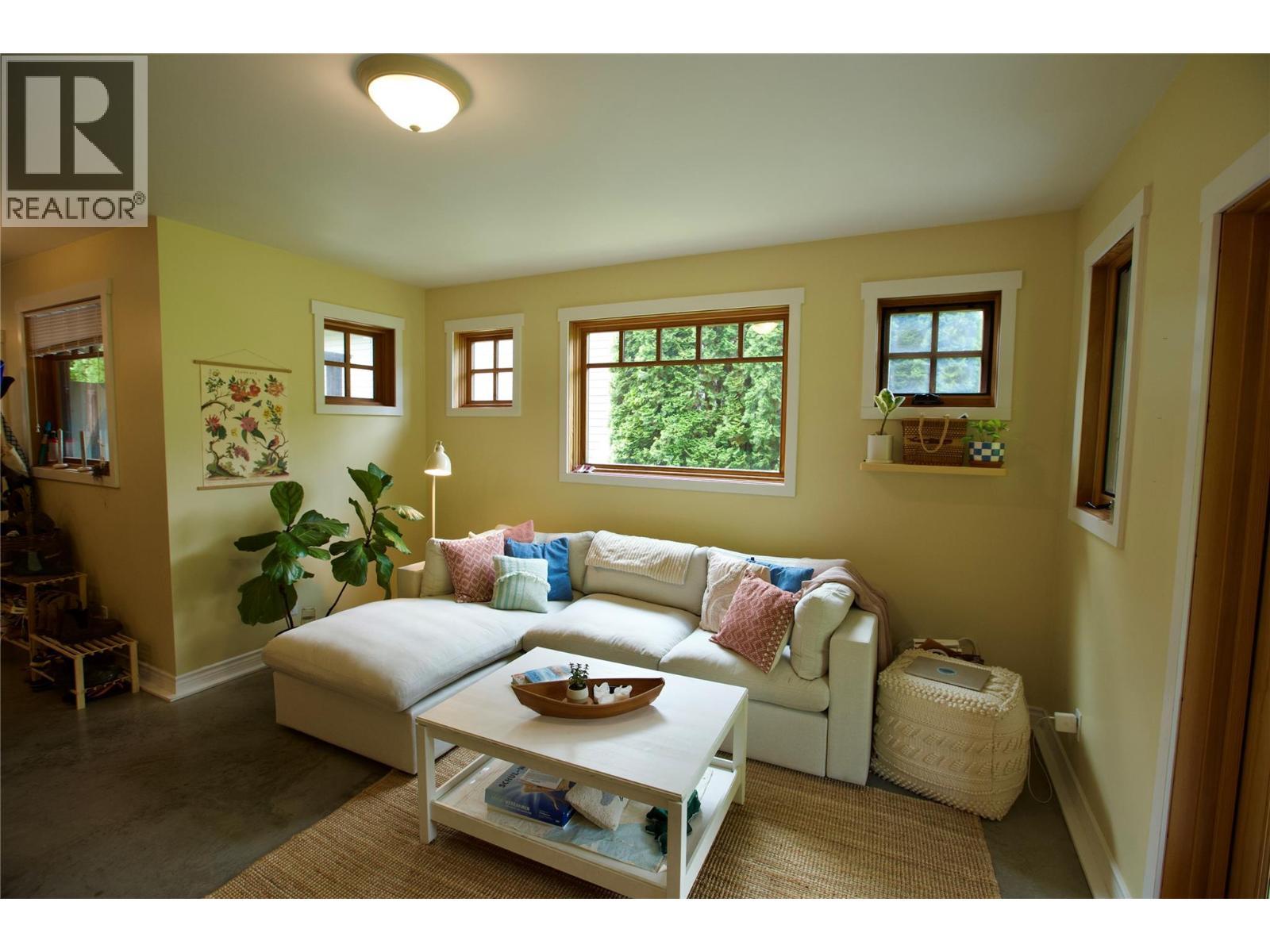 530 Foster Place, Nelson, BC - Indoor Photo Showing Living Room